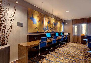 Готель Courtyard By Marriott Madison East Екстер'єр фото