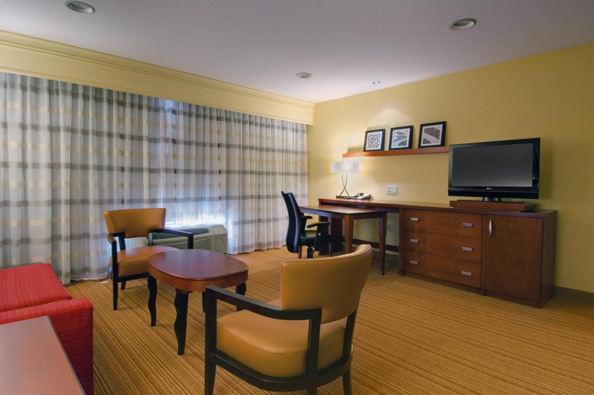 Готель Courtyard By Marriott Madison East Екстер'єр фото