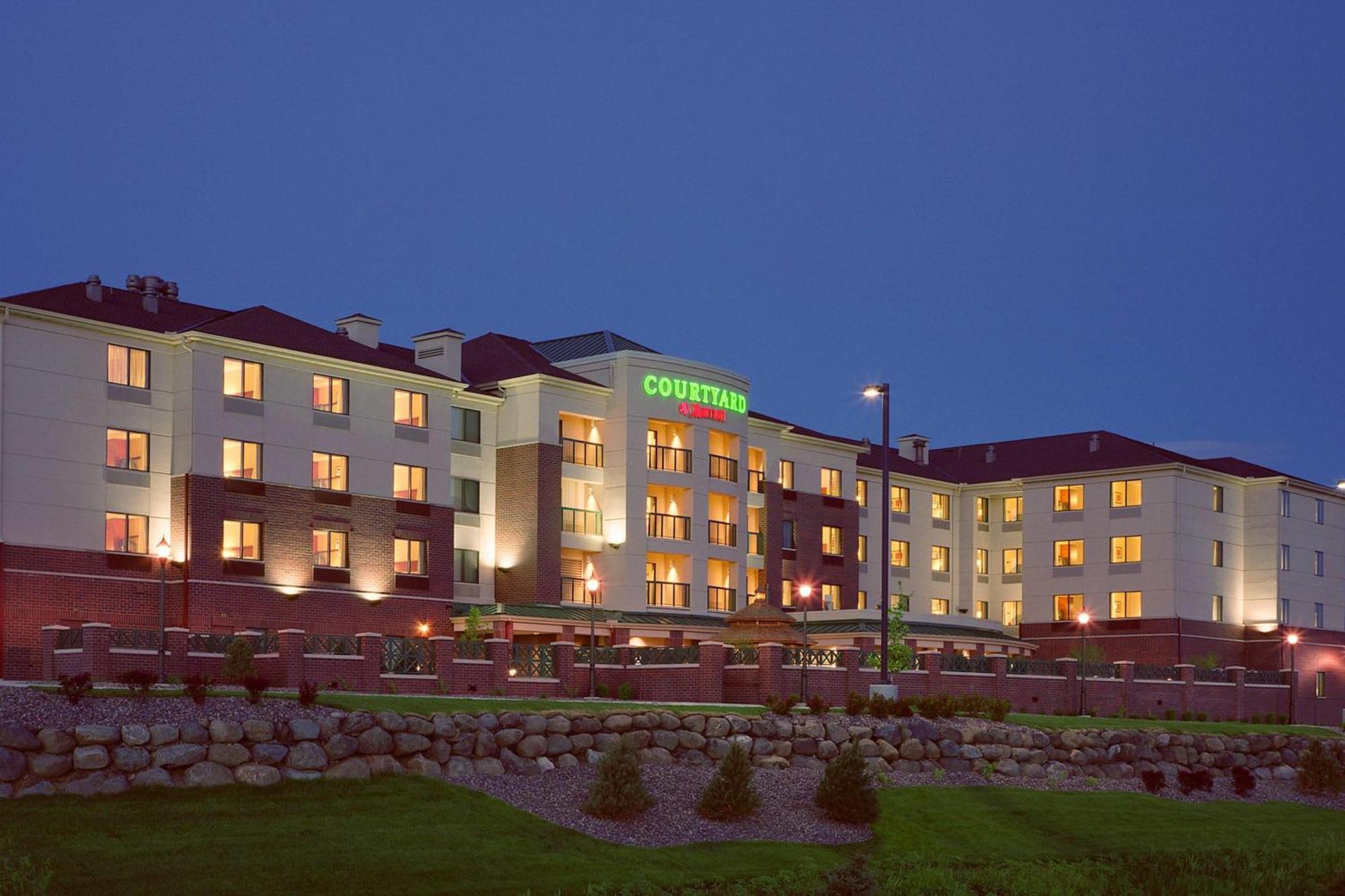 Готель Courtyard By Marriott Madison East Екстер'єр фото