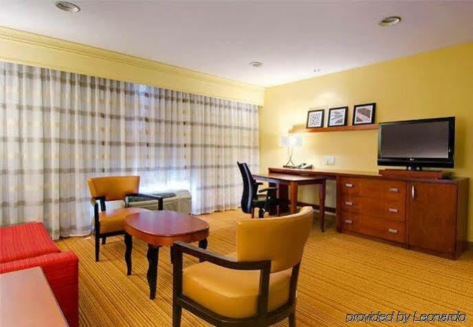 Готель Courtyard By Marriott Madison East Екстер'єр фото